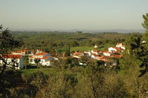 una piccola cittadina con case bianche e tetti rossi di Casa Avó Alice a Seia