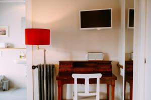 a room with a desk with a laptop and a chair at el gran sueño Boutique Hotel & Apartamentos - Adults Only in Pintueles