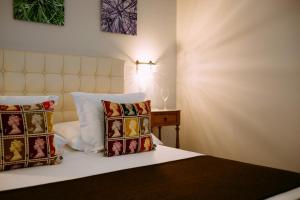 a bedroom with a bed with pillows on it at el gran sueño Boutique Hotel & Apartamentos - Adults Only in Pintueles