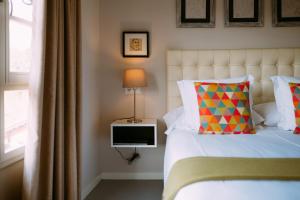 a bedroom with a bed and a tv on a table at el gran sueño Boutique Hotel & Apartamentos - Adults Only in Pintueles
