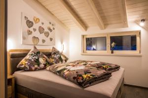 sypialnia z łóżkiem i oknem w obiekcie Haus Lukic w Kaprunie