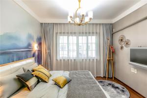 1 dormitorio con 1 cama grande con almohadas amarillas en Hangzhou Shangcheng District ·Locals Apartment· Xihu ·00144510, en Hangzhou