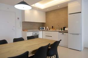 Kjøkken eller kjøkkenkrok på Encantador apartamento con piscina y AC - Helgafell 133