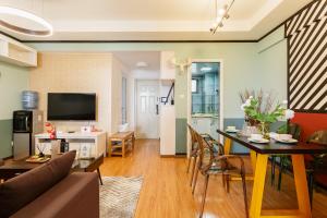 a living room with a couch and a dining room at Chengdu Qingyang district Tianfu square in Chengdu