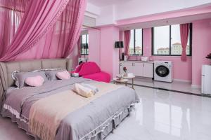 ein rosafarbenes Schlafzimmer mit einem großen Bett und rosafarbenen Vorhängen in der Unterkunft Luoyang Luolong·Baolong City Square in Luoyang