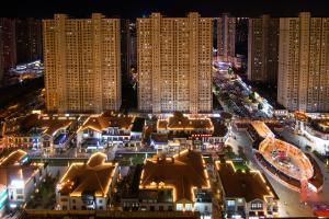 vistas a una ciudad por la noche con edificios altos en Luoyang Luolong·Baolong City Square en Luoyang