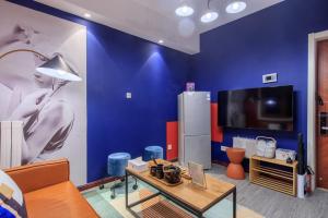 a living room with a blue wall and a tv at Tianjin·Hedong district·Excellence Building in Tianjin