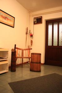 een kamer met een deur en een tafel en een stoel bij Rooms "Nada Zunic" in Knin