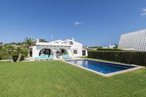 a house with a swimming pool in a yard at Villa Bini Andu in Binibeca