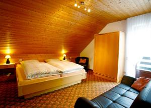 1 dormitorio con cama y techo de madera en Ferienwohnungen Annegret Schütte, en Winterberg