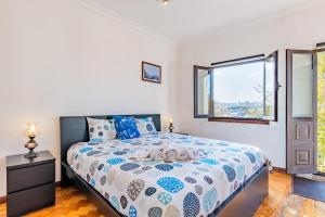een slaapkamer met een groot bed en een raam bij Riverside City Centre Apartments in Porto