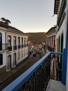 einen Balkon mit Blick auf eine Stadtstraße in der Unterkunft Suíte Marília de Dirceu in Ouro Preto