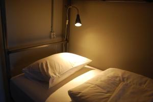 een donkere kamer met 2 bedden en een licht bij Tehúsið Hostel in Egilsstadir