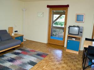 A seating area at Appartements Popotnik