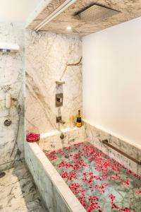 uma casa de banho com um tapete de flores no chão em The Park New Delhi em Nova Deli