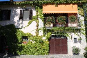 an ivy covered building with a door and a balcony at Casale Santilli in Agnone