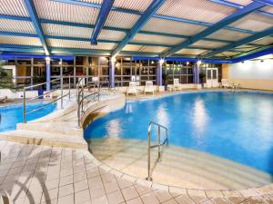 Bazén v ubytování Mercure Chester Abbots Well Hotel nebo v jeho okolí