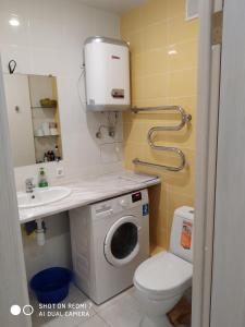 a bathroom with a washing machine and a sink at Apartment on 2-Y Khlynovskiy Pereulok 1 in Kirov