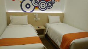 Green Red Hotel Syariah Jombang客房内的一张或多张床位