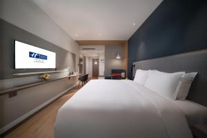 Postel nebo postele na pokoji v ubytování Holiday Inn Express Shanghai Huijin by IHG