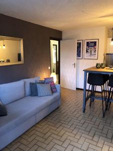 沙泰勒的住宿－Le Hameau des 4 Saisons，客厅配有沙发和桌子