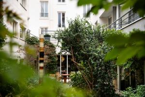a garden in front of a white building at Jardins Eiffel in Paris