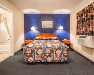 A bed or beds in a room at Tampa Bay Extended Stay - Airport