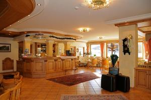 Hotel Neuwirt في Brandenberg: غرفة كبيرة مع مطبخ وغرفة معيشة