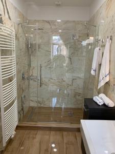 ein Badezimmer mit Dusche mit Glastür in der Unterkunft Colony Apartments in Wien