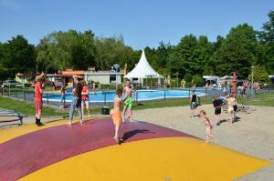 een groep mensen die spelen op een grote gele en orangeramidramidramidramidramidramidramid bij Vakantiepark t Urkerbos - Blokhutje in Urk +9 foto's