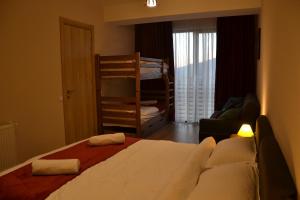 Ένα ή περισσότερα κρεβάτια σε δωμάτιο στο Bakuriani Plaza A317