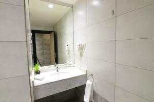 Koupelna v ubytování Touq Al Balad Hotel - فندق توق البلد