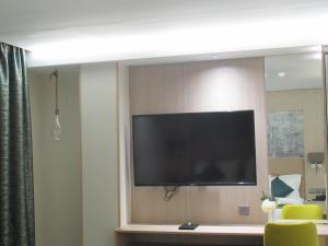 TV a/nebo společenská místnost v ubytování Touq Al Balad Hotel - فندق توق البلد