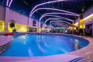 una grande piscina in un hotel con luci viola di Casablanca Grand Hotel a Gedda