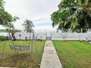 Foto de la galería de Little Heaven by Sky Hive, A Beach Front Bungalow en Tanjung Bungah