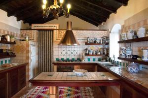eine Küche mit einer Spüle und einer Arbeitsplatte in der Unterkunft Il Barone del Mare in Peschici