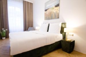 Łóżko lub łóżka w pokoju w obiekcie Studio Apartments Opera - Mai's Apartments