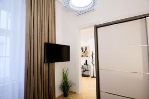 Telewizja i/lub zestaw kina domowego w obiekcie Studio Apartments Opera - Mai's Apartments