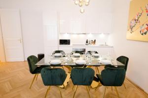 Część wypoczynkowa w obiekcie Studio Apartments Opera - Mai's Apartments