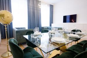 Telewizja i/lub zestaw kina domowego w obiekcie Studio Apartments Opera - Mai's Apartments