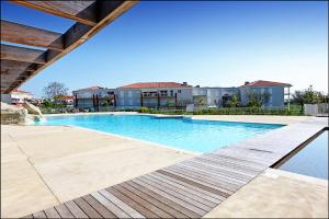 una piscina en un patio con una casa en JUAN FLORE AP2035 - Juan-Les-Pins, by Riviera Holiday Homes en Juan-les-Pins