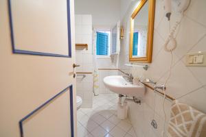 A bathroom at Appartamenti Baia Blu