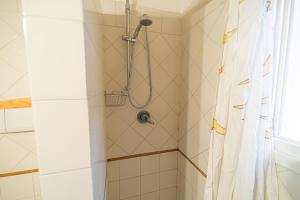 A bathroom at Appartamenti Baia Blu