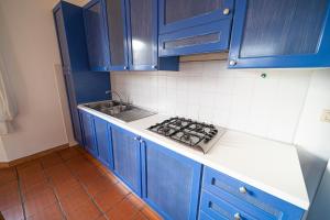 A kitchen or kitchenette at Appartamenti Baia Blu