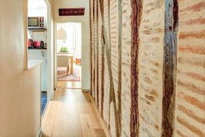 einen Flur mit einem großen Teppich an der Wand in der Unterkunft Appartement de charme au cœur du centre historique in Tours + 12 Fotos