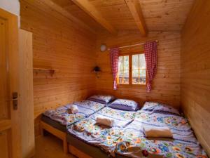 sypialnia z łóżkiem w drewnianym domku w obiekcie Drevenice Oščadnica w Oščadnicy