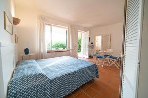 A bed or beds in a room at Appartamenti Baia Blu