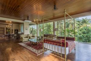 una camera con letto a baldacchino e un soggiorno di The Far Pavilion by Edwards Collection a Pinnawala