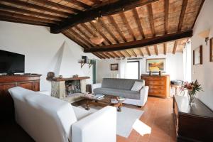 a living room with a couch and a fireplace at Henry House in Cinigiano