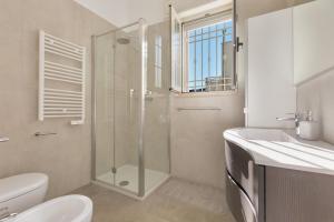 a bathroom with a shower and a toilet and a sink at Villa Diamante by BarbarHouse in Maruggio